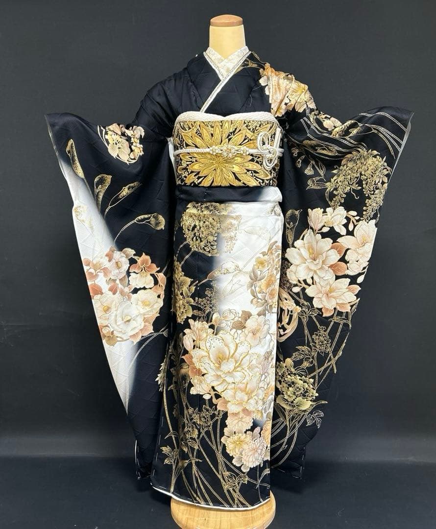 ゴージャスな黒白染め分けにゴールドの振袖セット