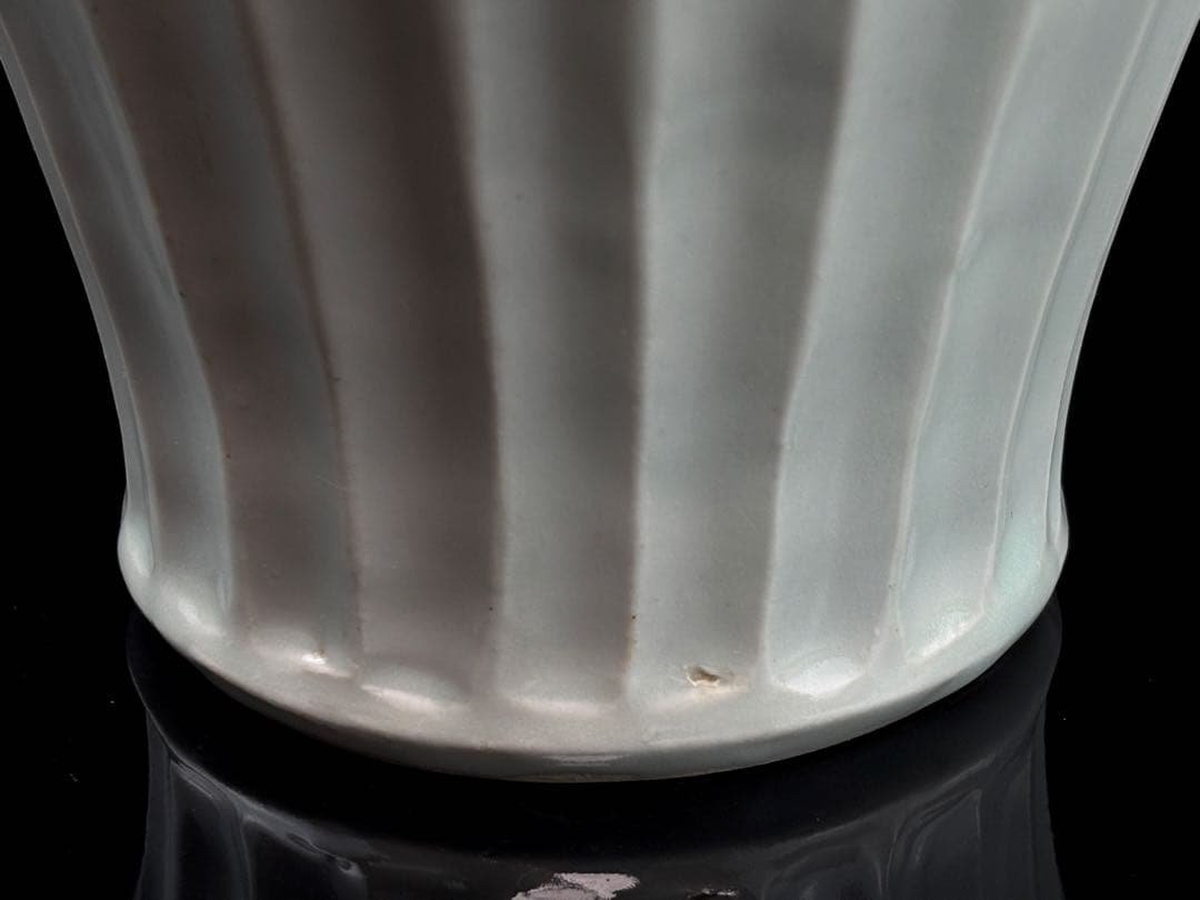 益子焼 名工【瀧田項一】作 白磁鎬手瓶子 共箱 R7112341