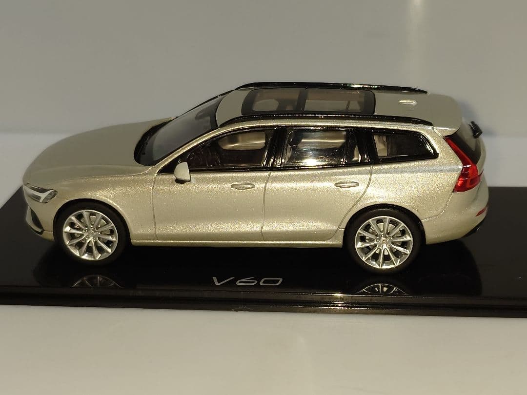 NOREV VOLVO V60 1/43 ミニカー カラーサンプル