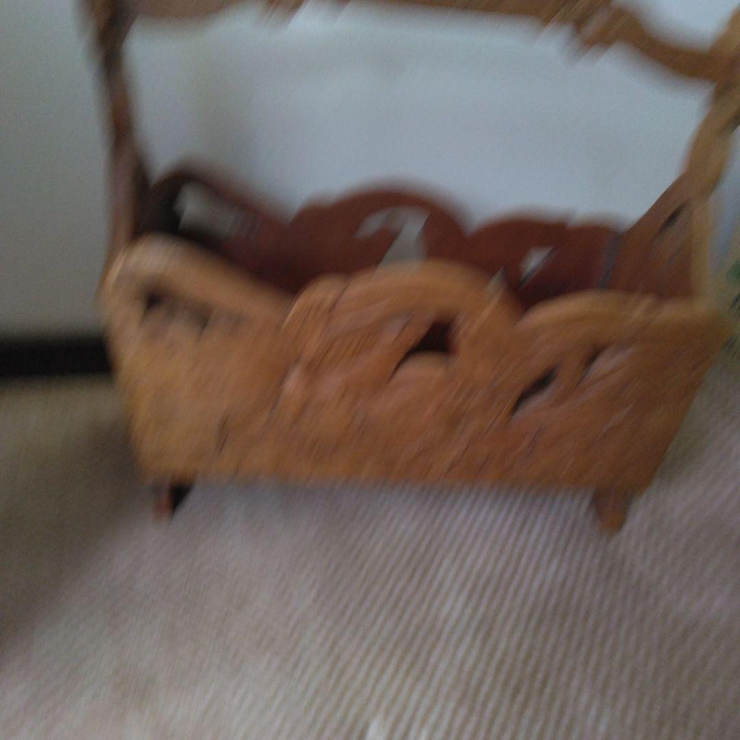 手彫りの一点物のマガジンラック