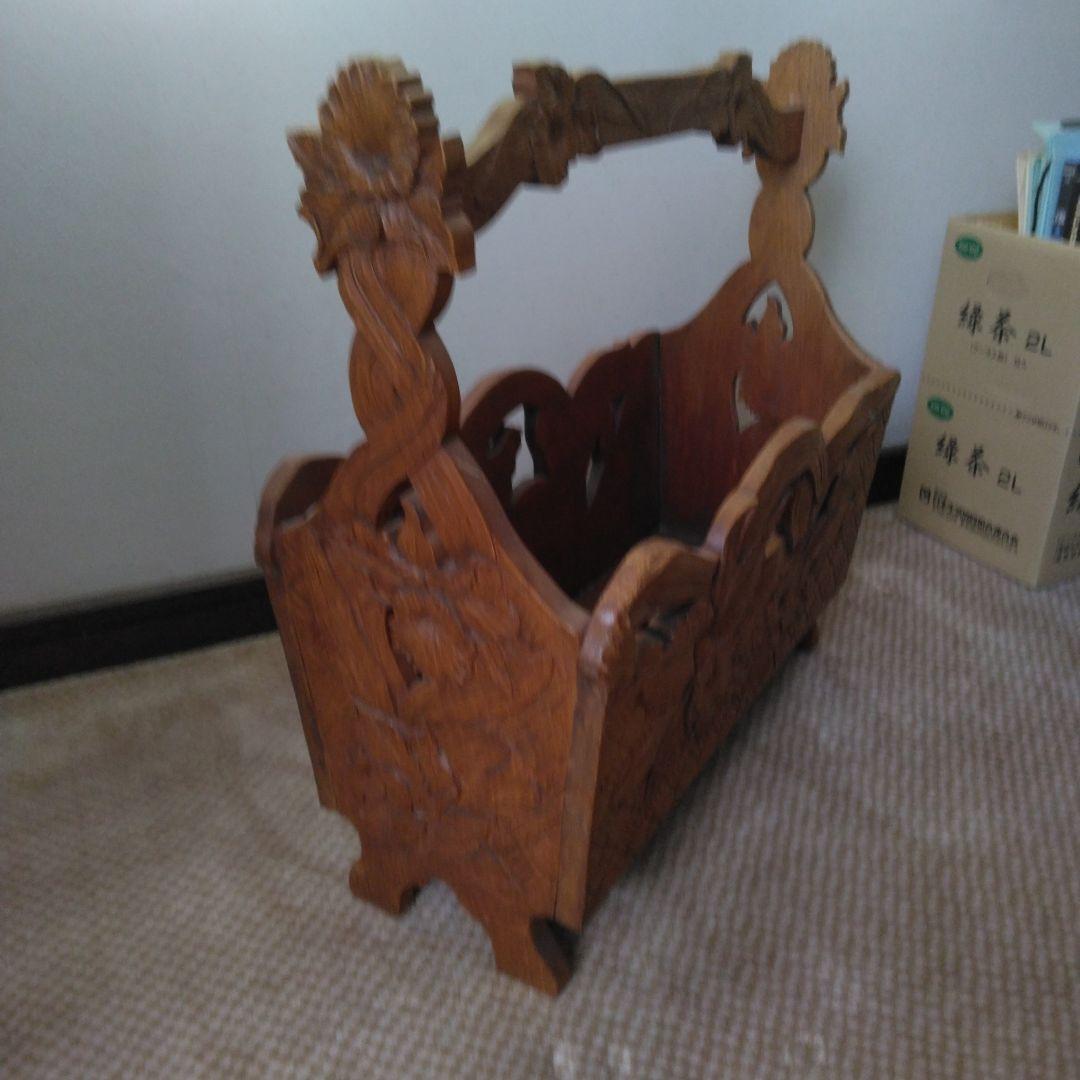 手彫りの一点物のマガジンラック