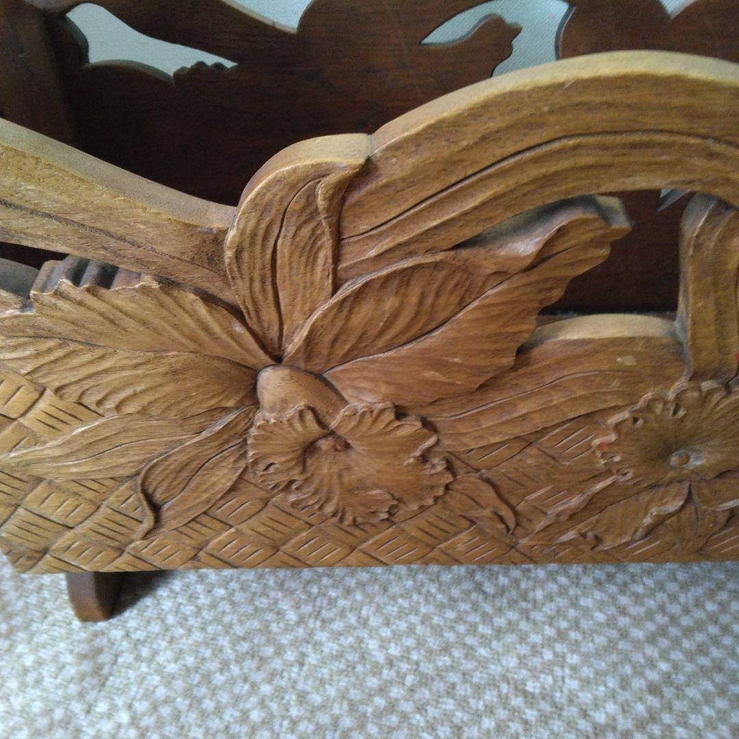 手彫りの一点物のマガジンラック