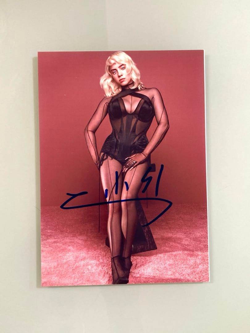 ビリー・アイリッシュ直筆サイン入り2Lサイズ写真…