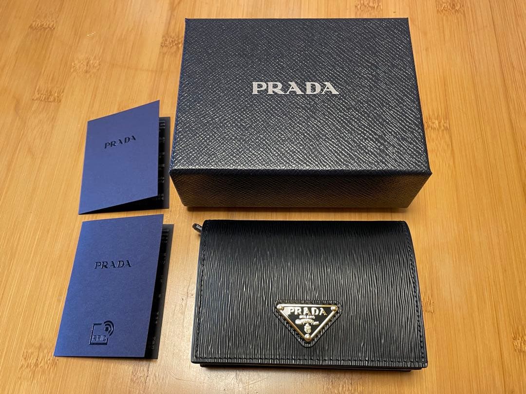 PRADA 二つ折り財布　ミニウォレット