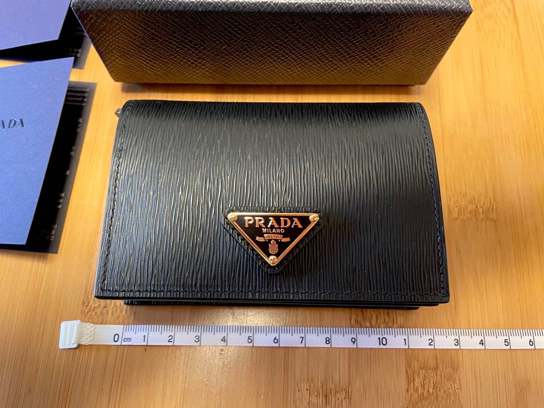 PRADA 二つ折り財布　ミニウォレット