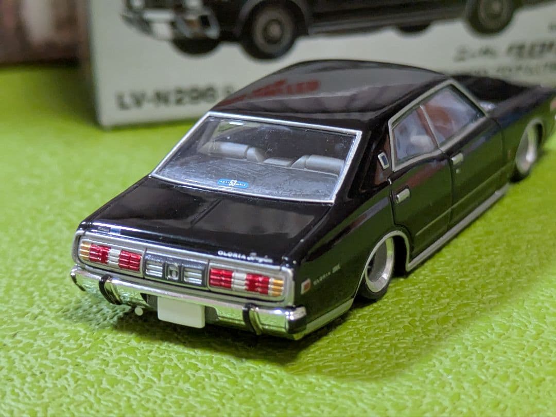 ★ カール　日産　330グロリア、330セド、白、改深リム、ローダウン