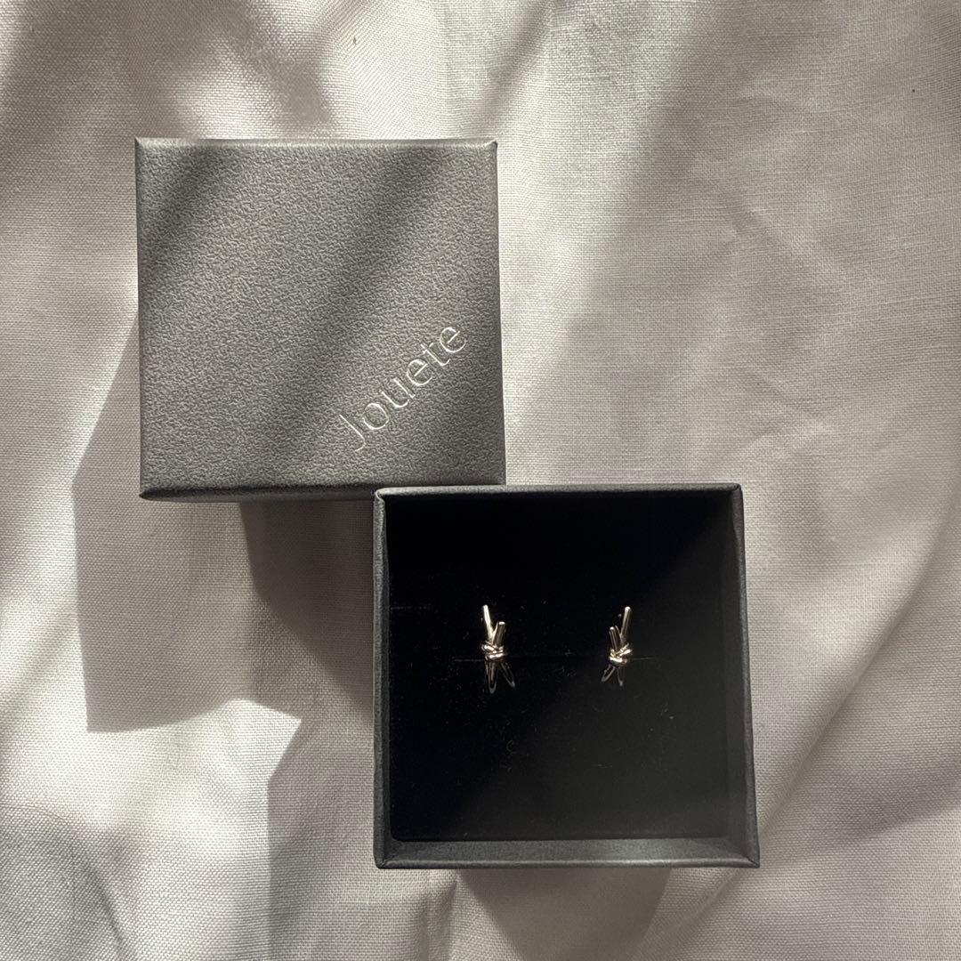 Jouete フープピアス ノット　プラチナム