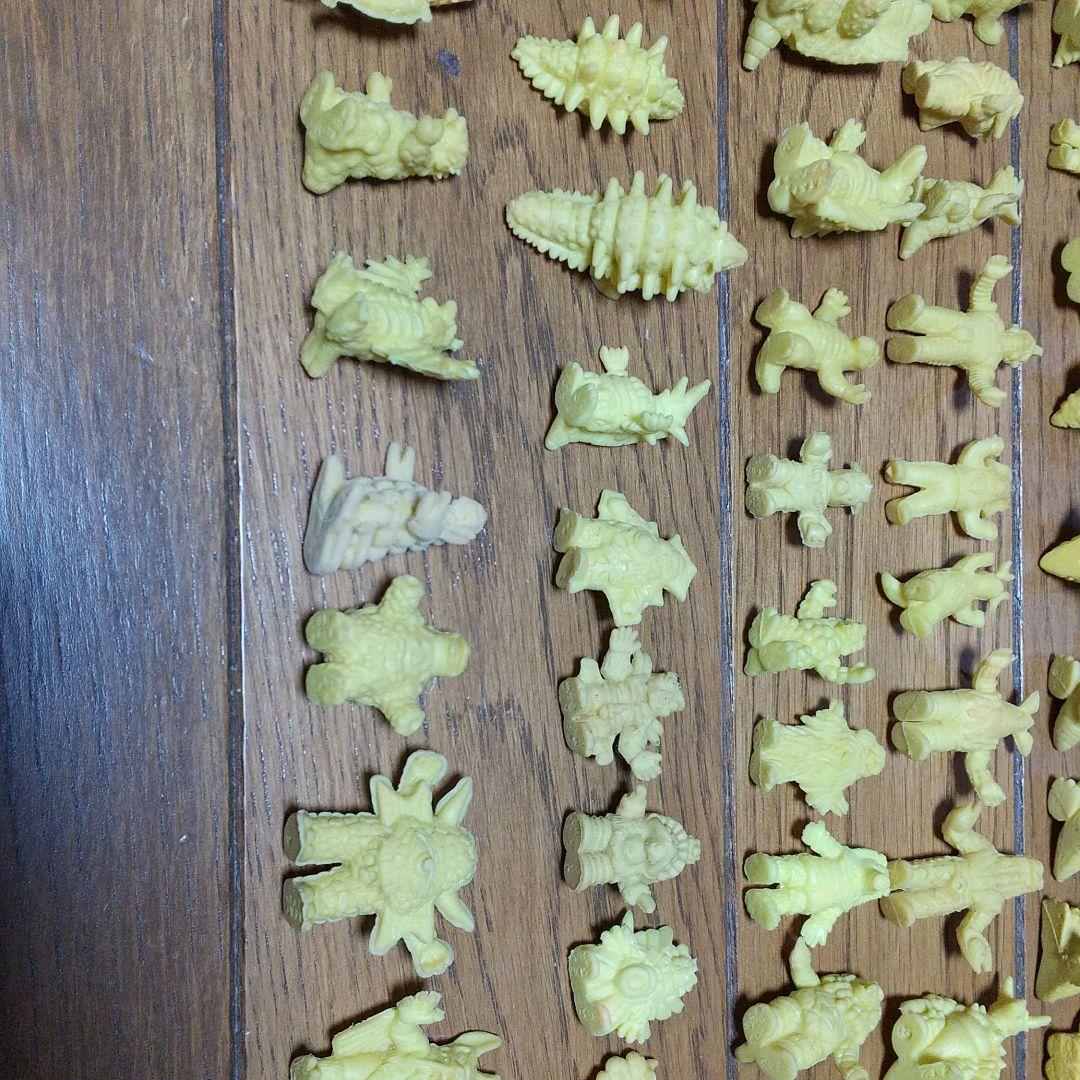 怪獣　ウルトラマン　キン消し　黃色　105 個セット ダブリ無。ポピー　丸越製。