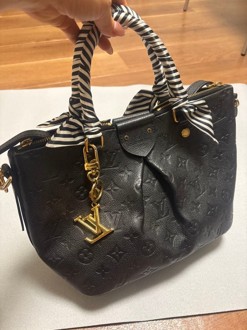 ルイ・ヴィトン ブラックレザーバッグ