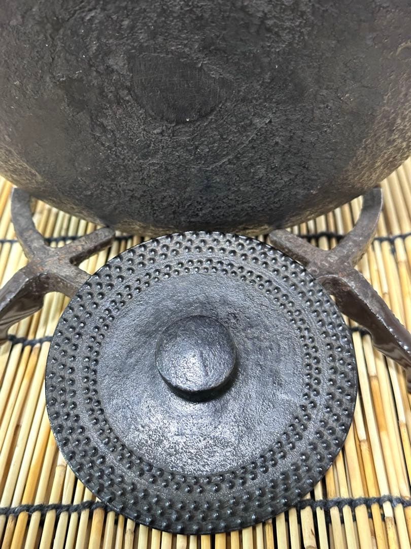 未使用品、長期保管品　南部鉄器共同組合販売　肩平型アラレ　南部鉄瓶　南部鉄器