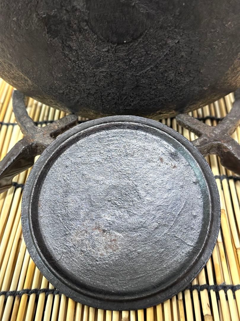 未使用品、長期保管品　南部鉄器共同組合販売　肩平型アラレ　南部鉄瓶　南部鉄器