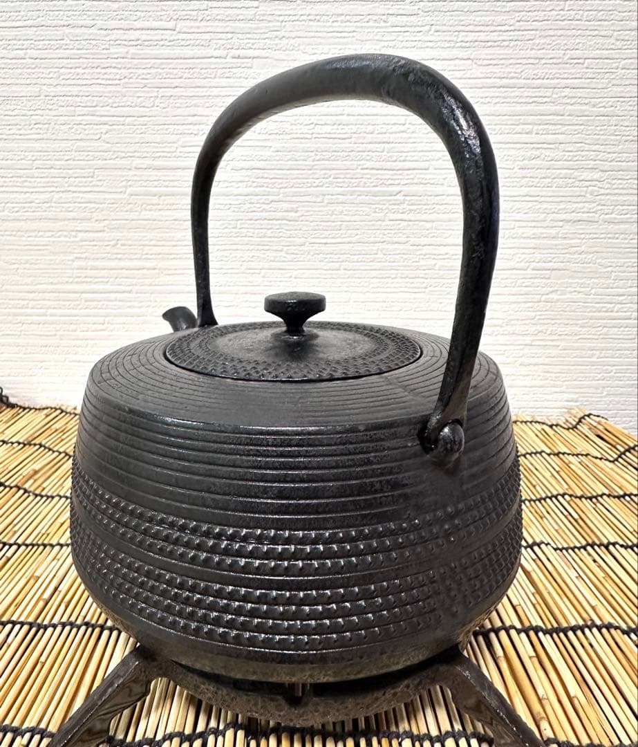 未使用品、長期保管品　南部鉄器共同組合販売　肩平型アラレ　南部鉄瓶　南部鉄器