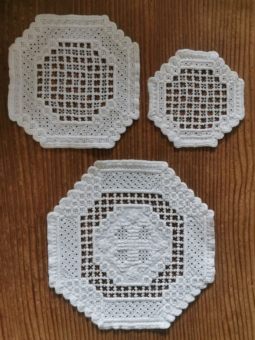 アンティーク北欧 ハーダンガー緻密な総刺繍レースコースター スクエアドイリー