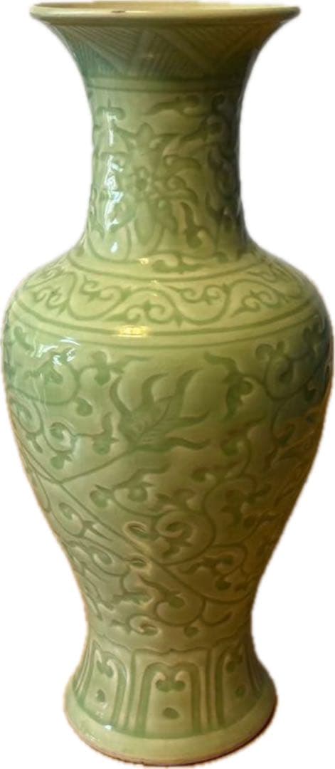 淡い緑色の彫刻模様の花瓶