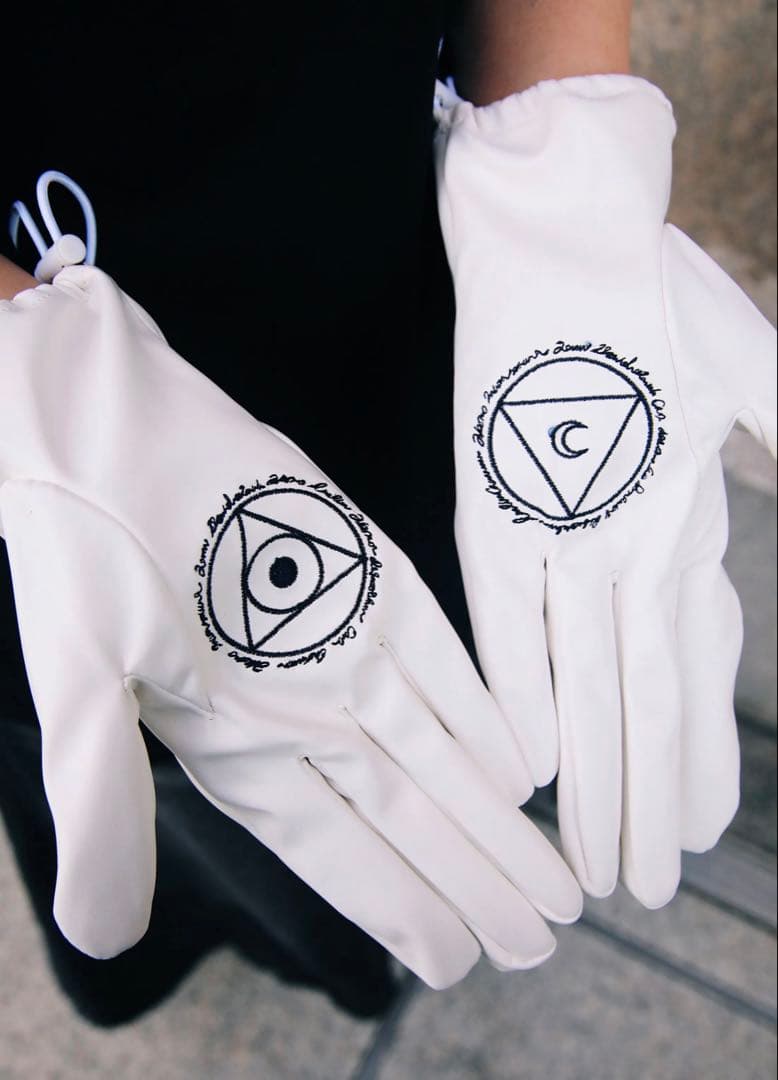 XRAGE シンボル刺繍 ホワイトグローブ