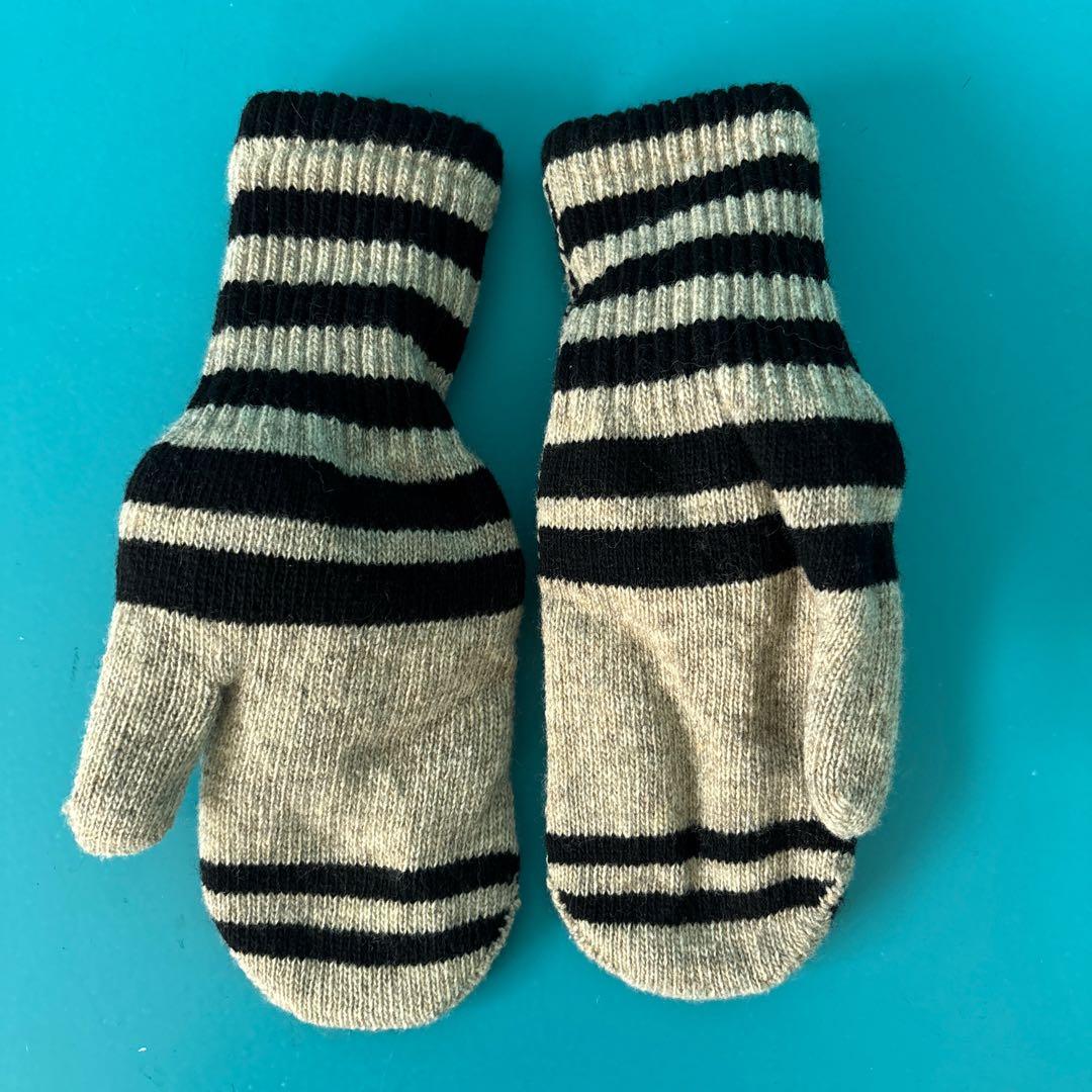 ヴィヴィアンウエストウッド　ニット帽と手袋のセット ネイビーとグレー　A11