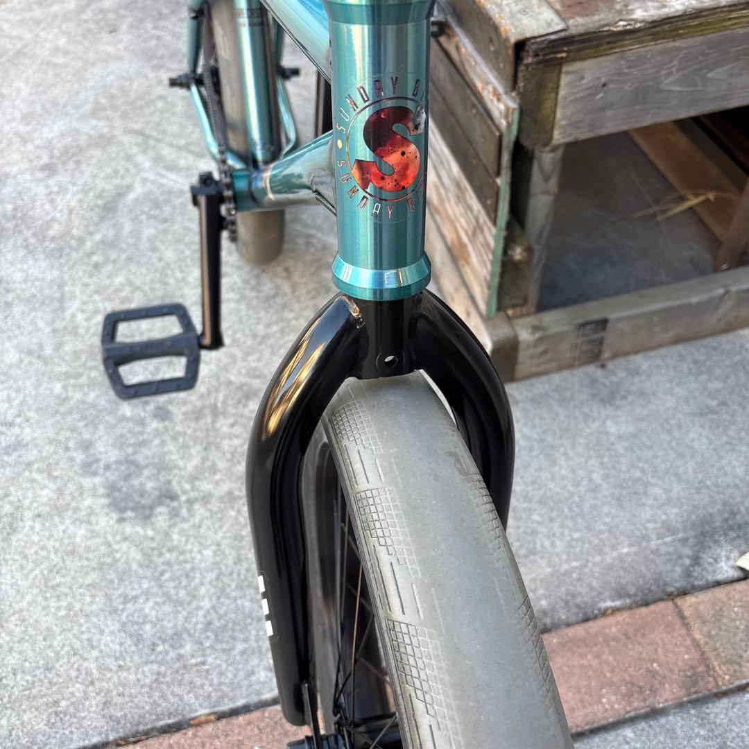 青緑色 BMX バイク