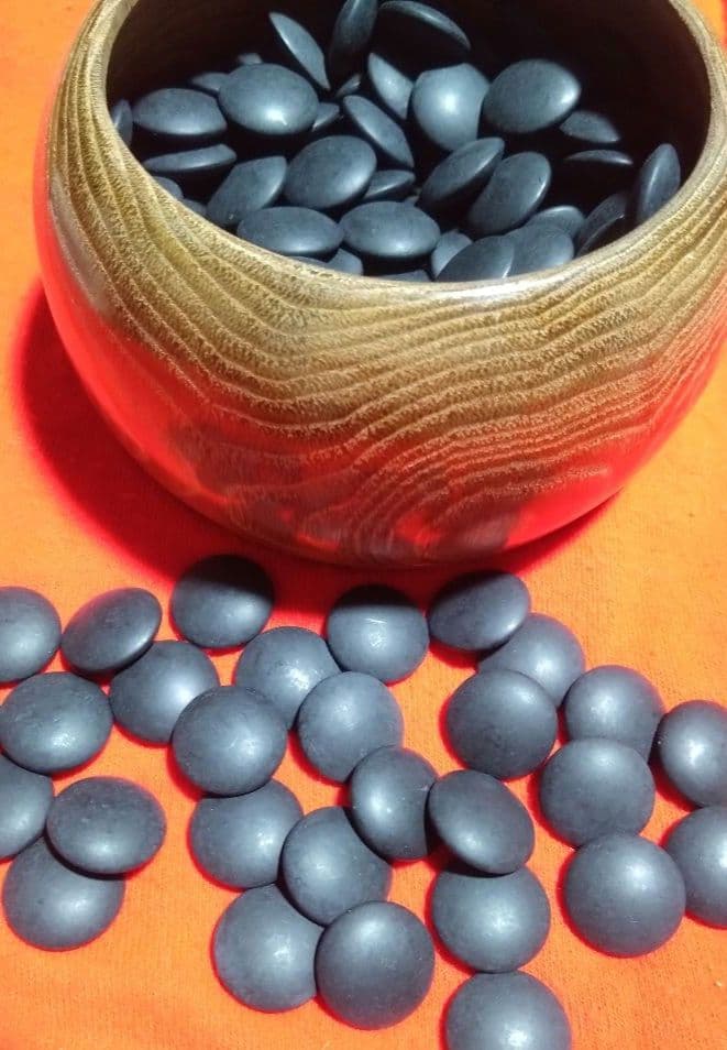 【囲碁】本蛤碁石　那智黒石8.3/8.5ミリ　28号　栗碁笥