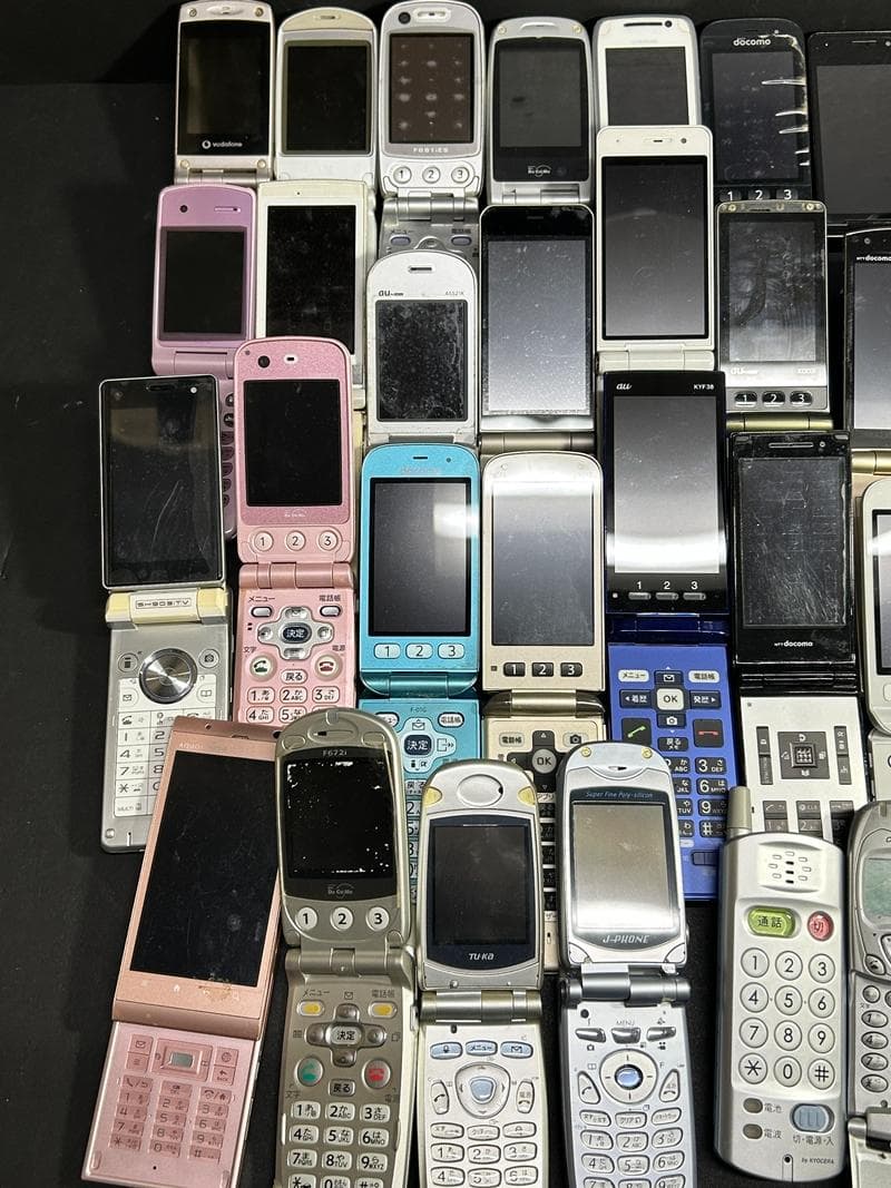 大量 携帯電話 ガラケー docomo/au 他 37台 ジャンク 部品取り