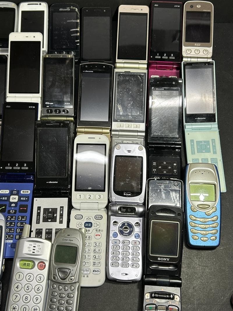 大量 携帯電話 ガラケー docomo/au 他 37台 ジャンク 部品取り