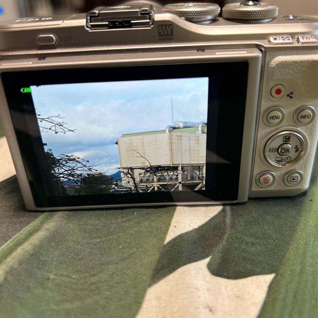 Olympus E-PL10 ホワイト/シルバー　40-150mm