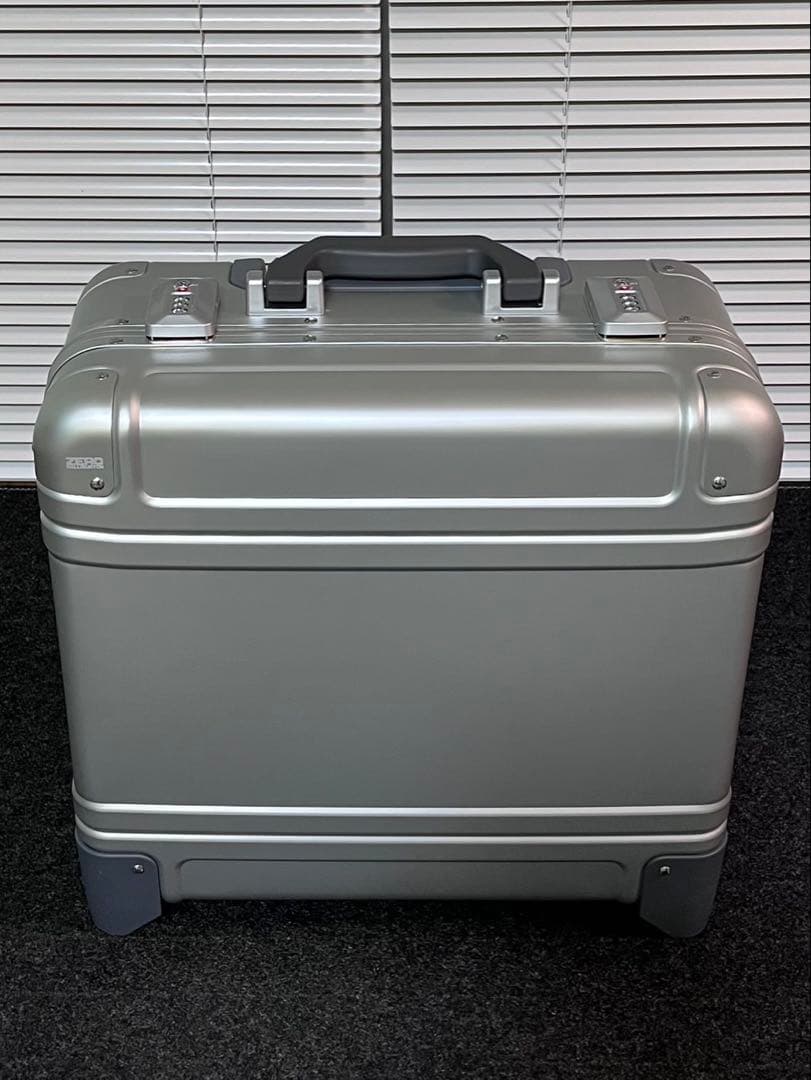 ZERO HALLIBURTON 2輪アルミキャリーケース