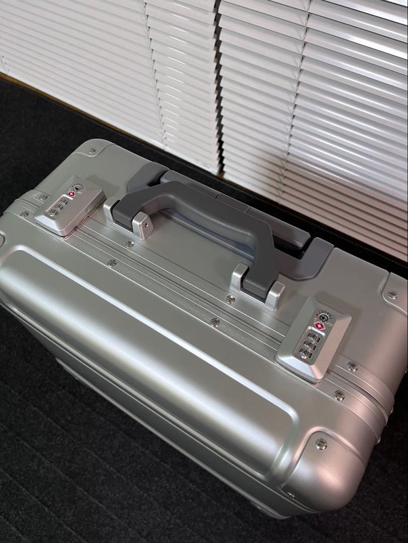 ZERO HALLIBURTON 2輪アルミキャリーケース