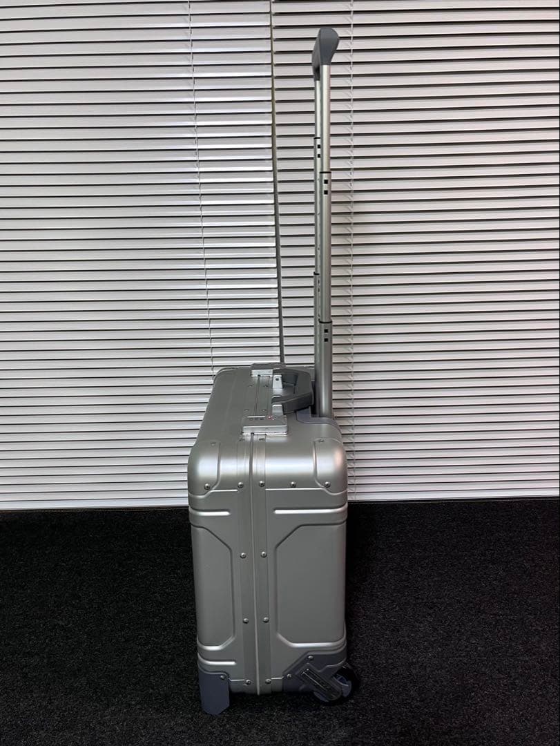 ZERO HALLIBURTON 2輪アルミキャリーケース