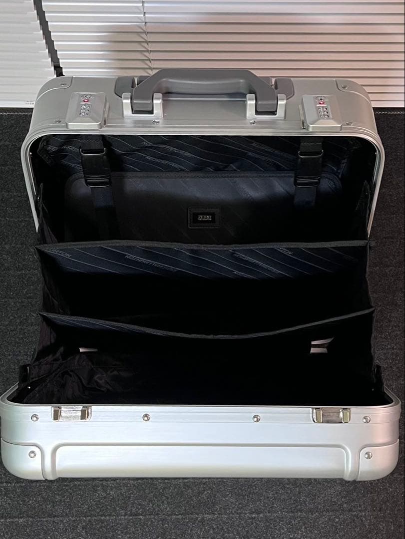 ZERO HALLIBURTON 2輪アルミキャリーケース