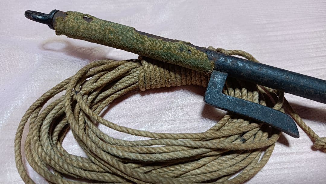 金属製丸刀 十手とお縄　紐付環　鉄製　武具　　骨董時代物　現状品