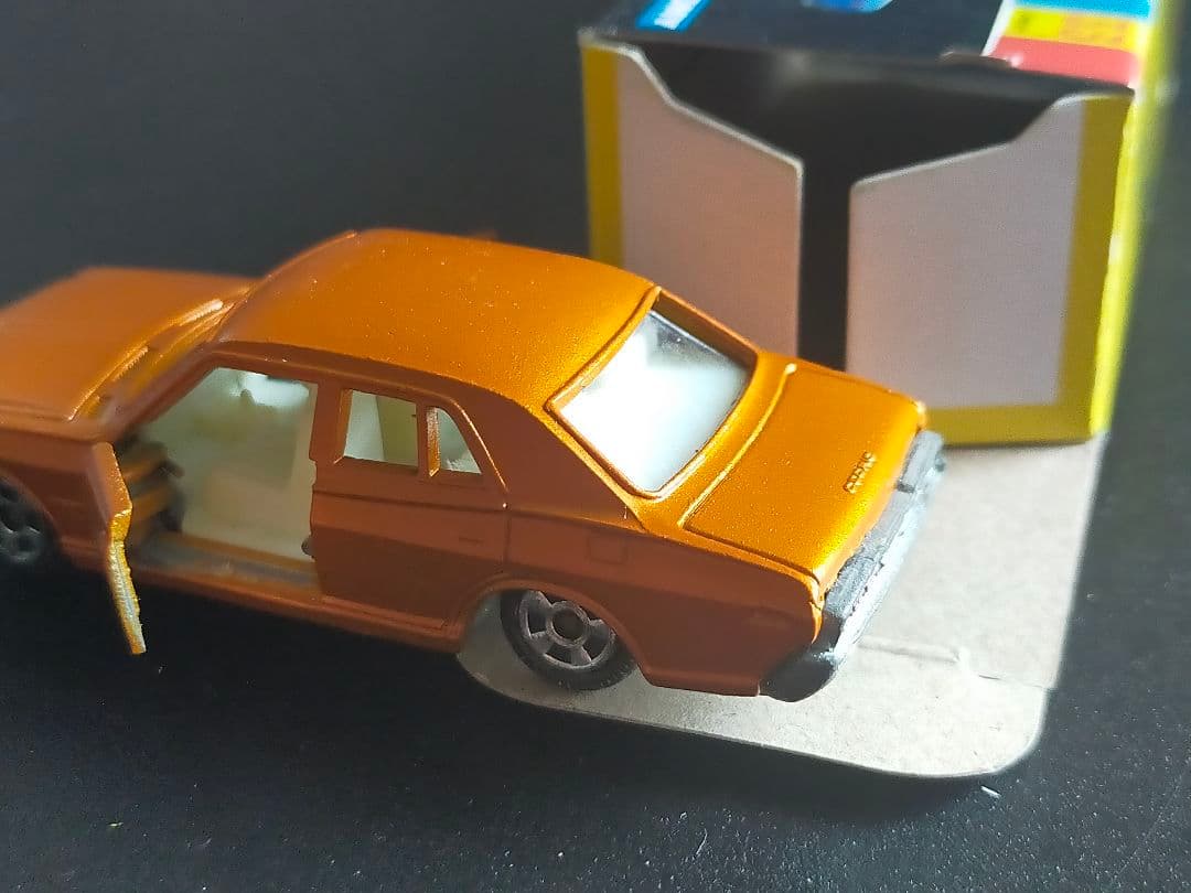 黒箱 トミカ No.33 ニッサン セドリック 4ドアハードトップ 香港製 香港