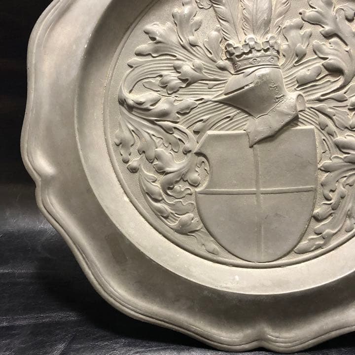 珍品◼️蔵からカッコイイ西洋騎士のアンティークなブロンズの盾の様なのが出て来ました