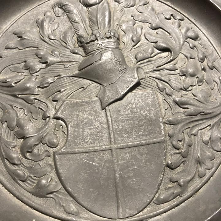 珍品◼️蔵からカッコイイ西洋騎士のアンティークなブロンズの盾の様なのが出て来ました