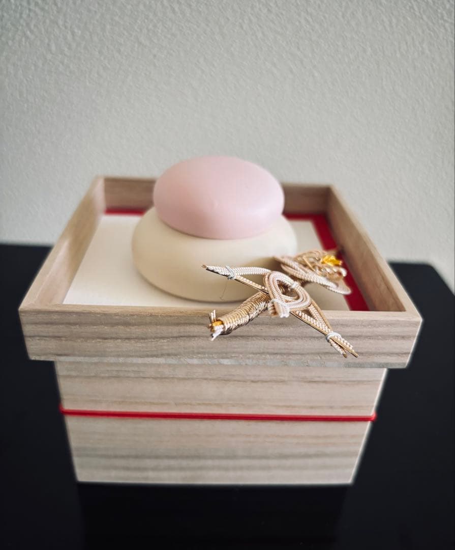 お祝品　紅白　蓬莱小箱　木の鏡餅　自然の檜材　嘉門工藝