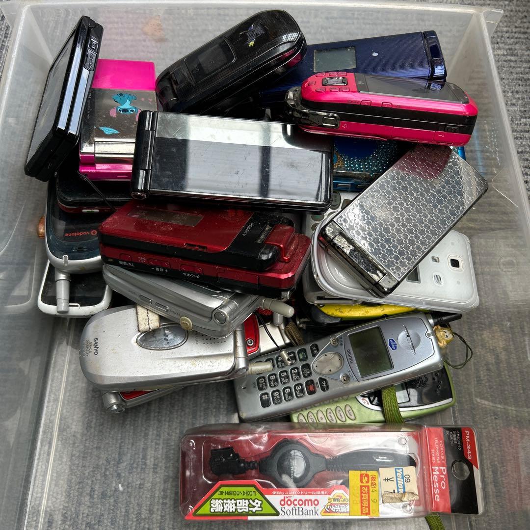 大量 携帯電話 ガラケー docomo/au 他 35台 ジャンク 部品取り