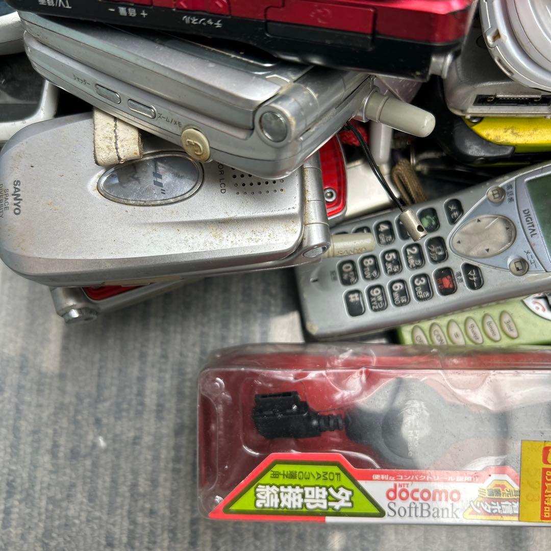 大量 携帯電話 ガラケー docomo/au 他 35台 ジャンク 部品取り