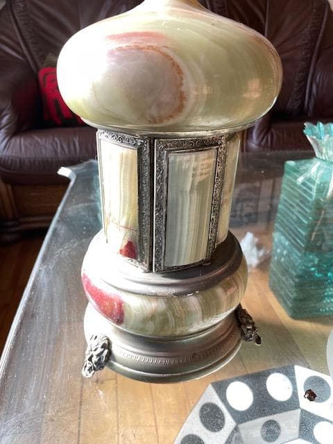 装飾的なオニキスランプスタンド