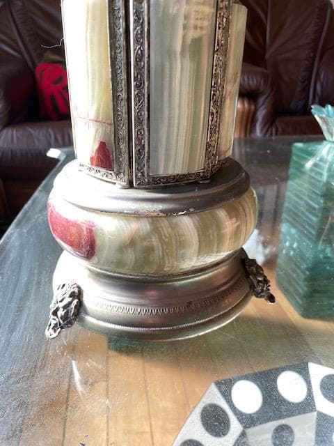 装飾的なオニキスランプスタンド