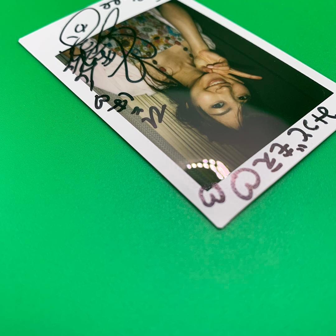 『戸松 遥』直筆サイン 入り チェキ ［みつどもえ ひとは］