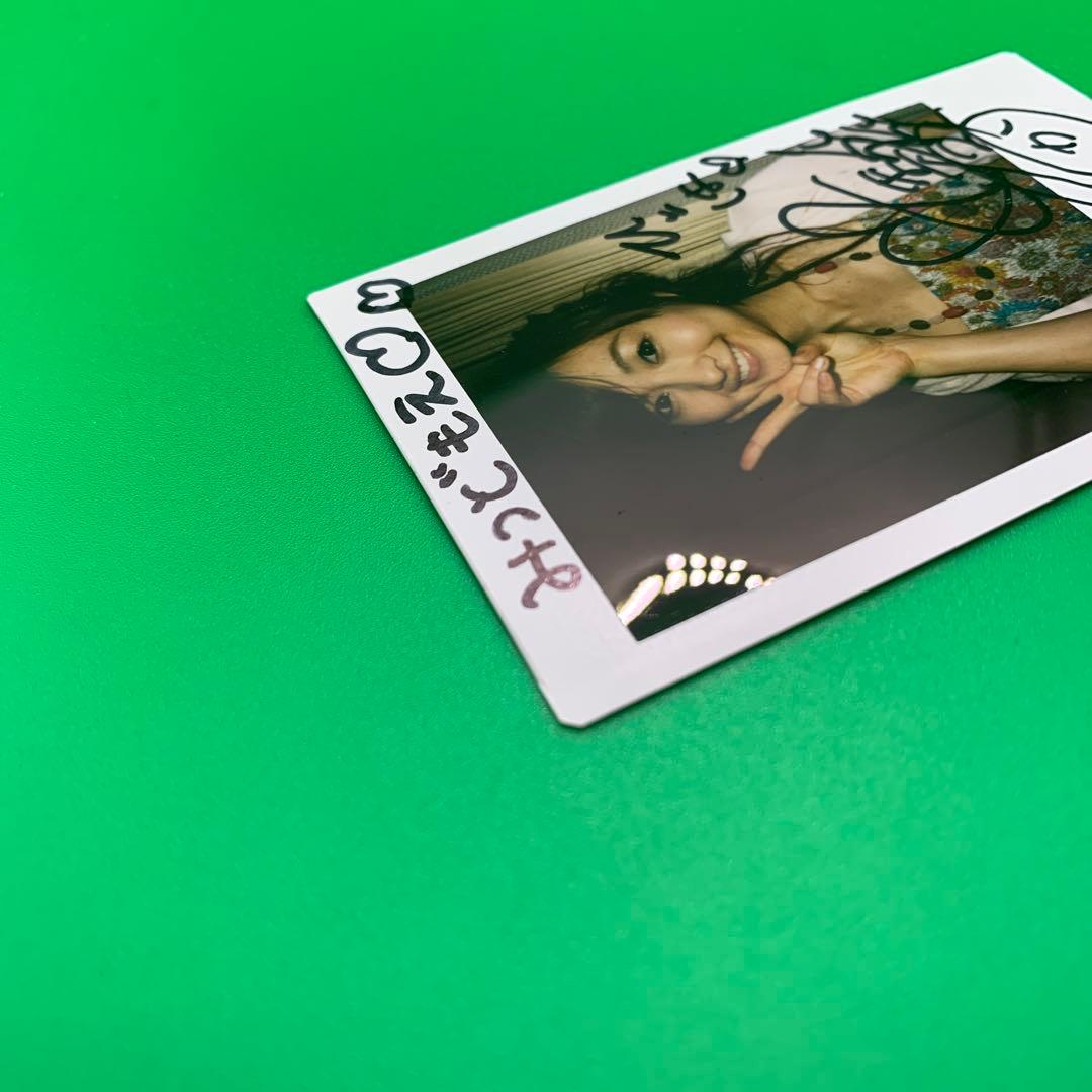 『戸松 遥』直筆サイン 入り チェキ ［みつどもえ ひとは］