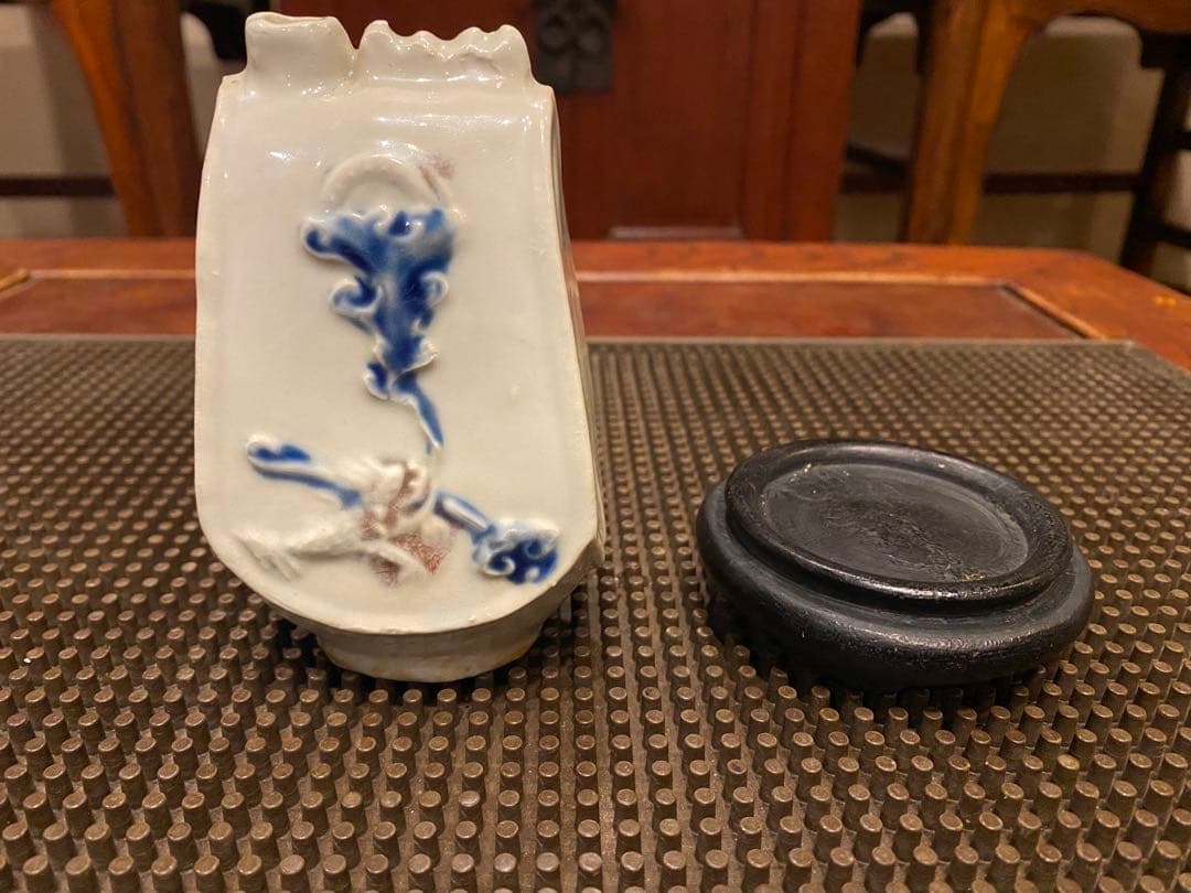 染付水滴・筆置き一体型　鑑賞台付　　一輪挿し　茶器小物　ヴィンテージ　　レア