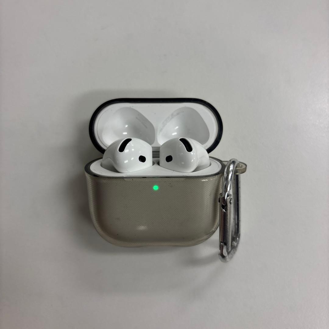 AirPods4本体カラビナとケース付き