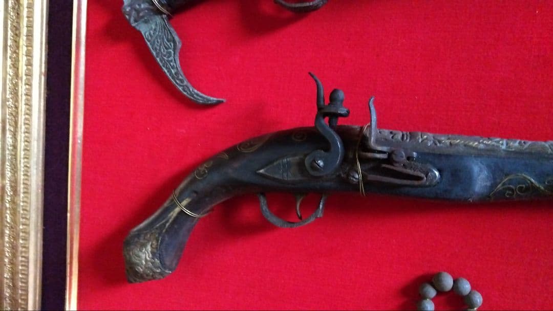アンティークピストルセット　装丁済み　額縁