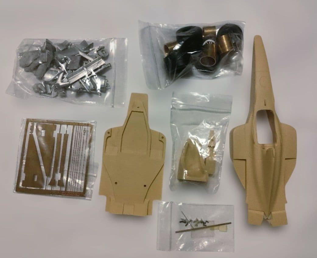 Modeler’s 1/20 MP4/13 モデルキット