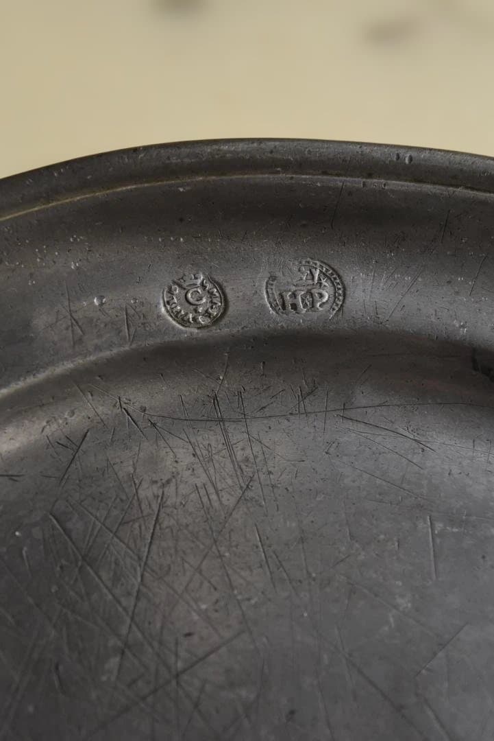 フランス18/19世紀　キズキズ　イニシャル　エタン皿　アンティーク