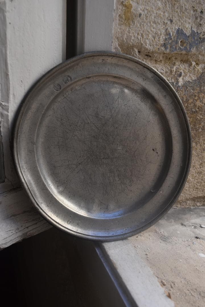 フランス18/19世紀　キズキズ　イニシャル　エタン皿　アンティーク