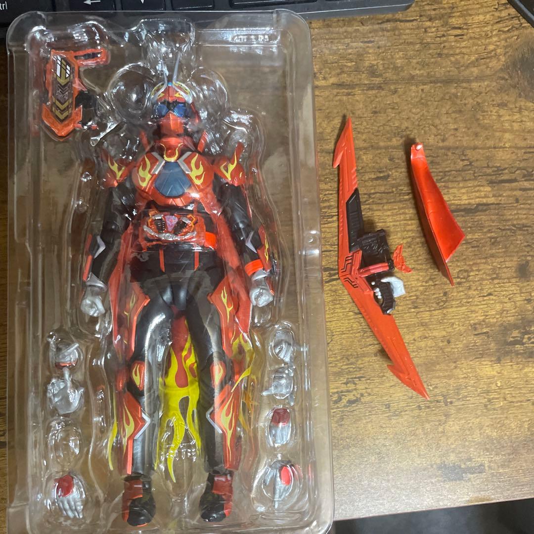 「ラスト」shf規格カスタム　ファイヤーガッチャードデイブレイク（マント、武器付