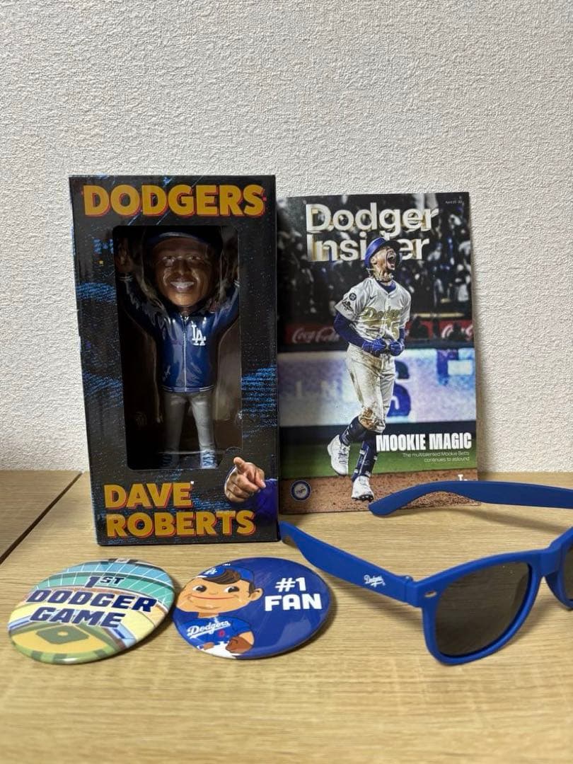 4/26特典　ドジャース　ロバーツ監督ボブルヘッド人形
