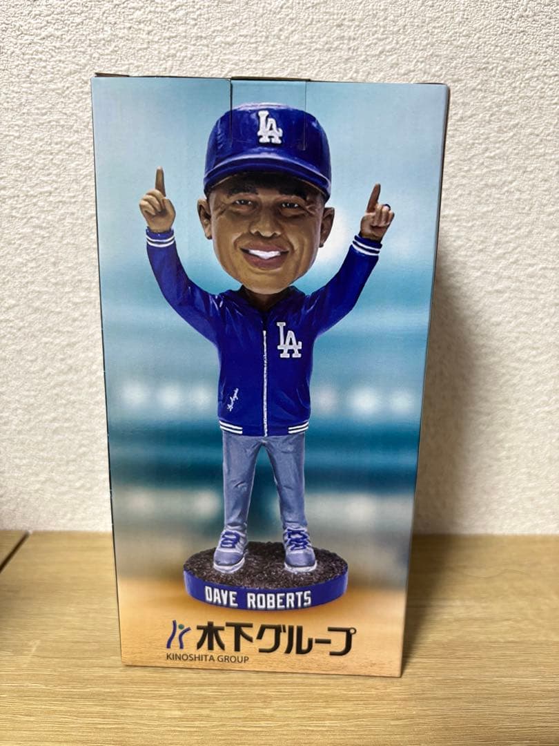 4/26特典　ドジャース　ロバーツ監督ボブルヘッド人形