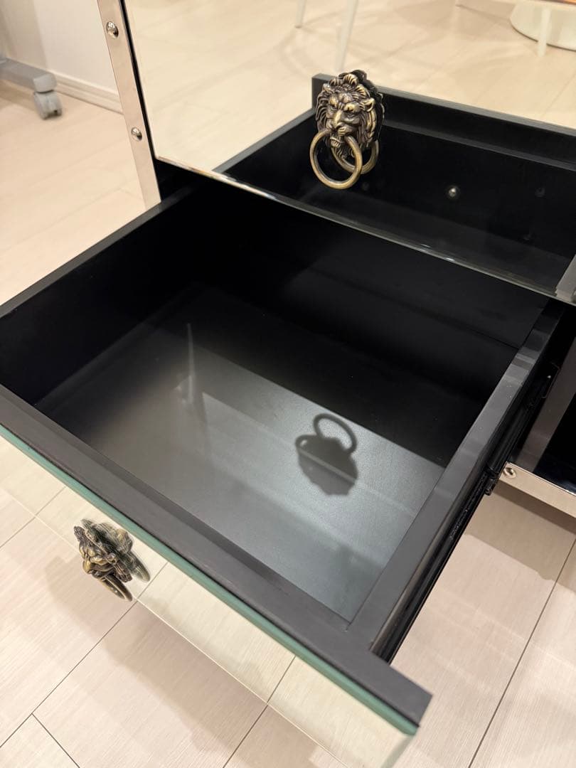 お値下け中【KARE】ミラー仕上げのテレビボード 引き出し付き